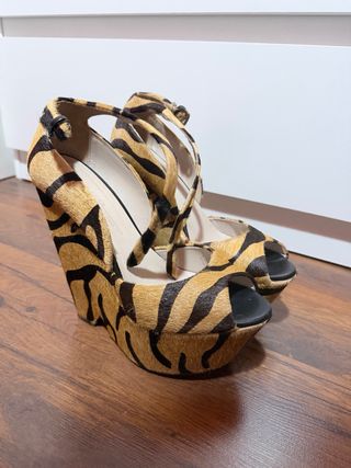 Sandalias de cuña con estampado de tigre