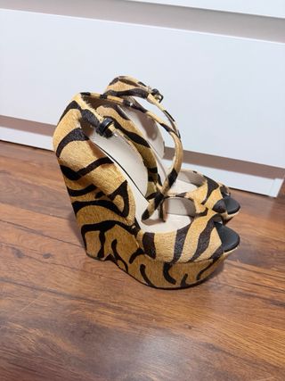 Sandalias de cuña con estampado de tigre