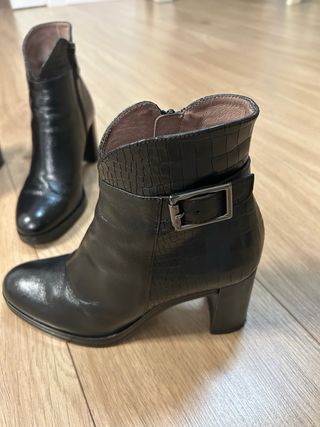 Botín de piel negro