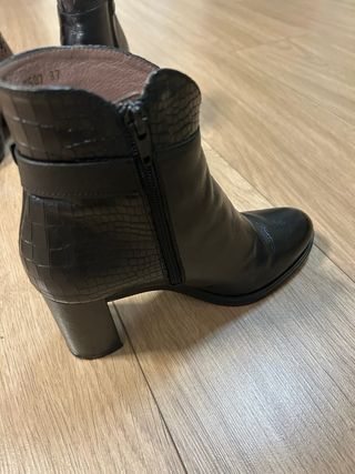 Botín de piel negro