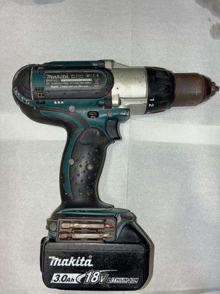 Taladro Makita con cargador y baterías