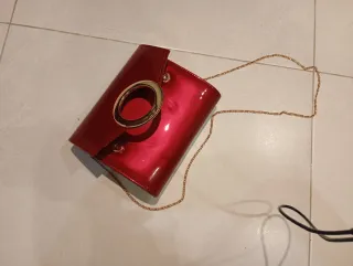 Bolso de fiesta rojo con aro dorado