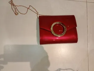Bolso de fiesta rojo con aro dorado