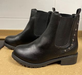 Botines negros con tachuelas