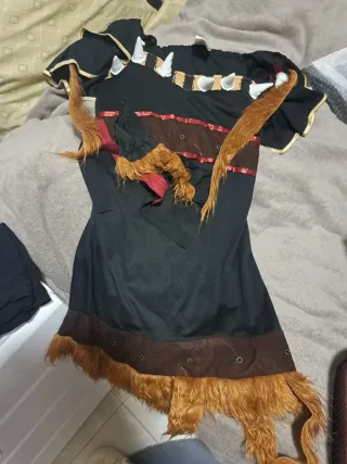 Disfraz tribal con colmillos y pelo