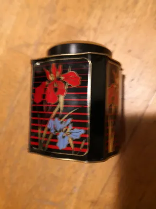 Caja de lata decorada con flores 13x10,05x10,05 cm