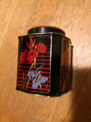 Caja de lata decorada con flores 13x10,05x10,05 cm