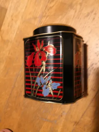 Caja de lata decorada con flores 13x10,05x10,05 cm