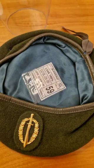 Boina verde militar con insignia grupo especial