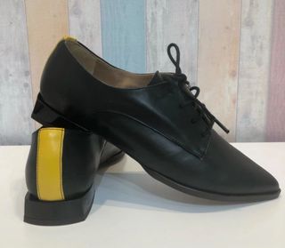 Zapatos de piel negros con cordones. Talla 37.
