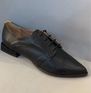 Zapatos de piel negros con cordones. Talla 37.
