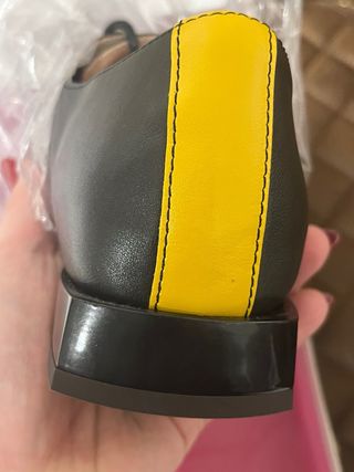 Zapatos de piel negros con cordones. Talla 37.