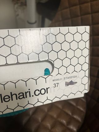 Zapatos de piel negros con cordones. Talla 37.