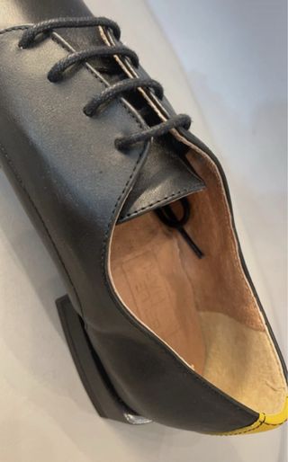 Zapatos de piel negros con cordones. Talla 37.