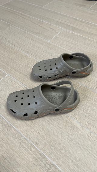 Sandalias de malla con agujeros