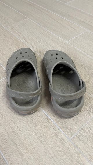 Sandalias de malla con agujeros