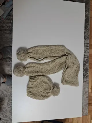 Gorro y bufanda Zara beige a juego