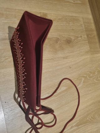 Bolso de fiesta granate con abalorios