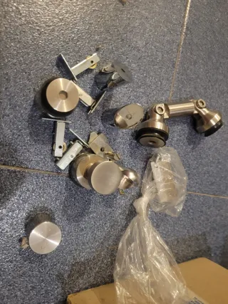 Sujetadores de cristal, bisagras y cerradura