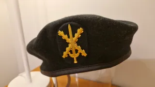 Boina negra con insignia dorada