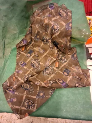 Pañuelo estampado cadenas y relojes