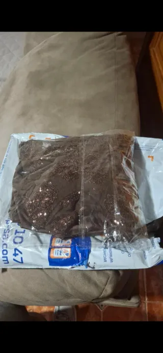 Vestido marrón con lentejuelas con etiqueta.