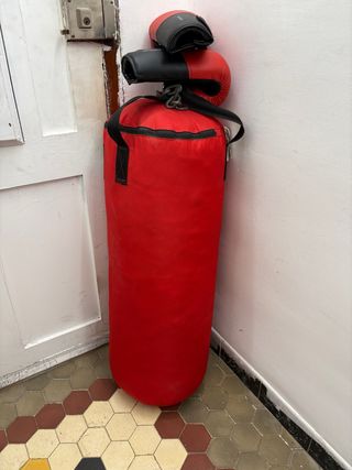 Saco de boxeo con guantes incluidos