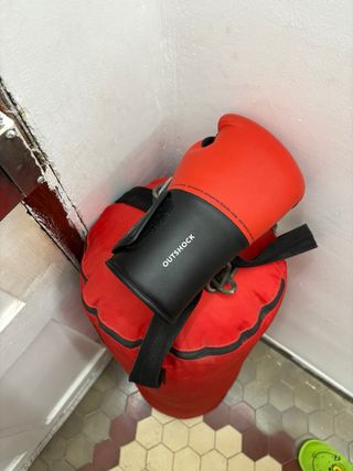 Saco de boxeo con guantes incluidos