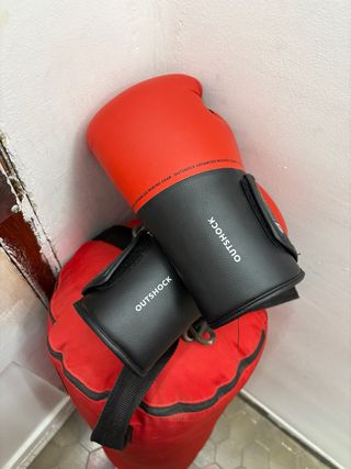 Saco de boxeo con guantes incluidos
