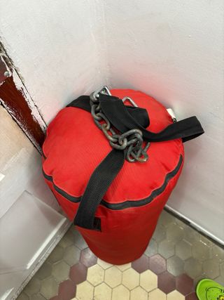 Saco de boxeo con guantes incluidos