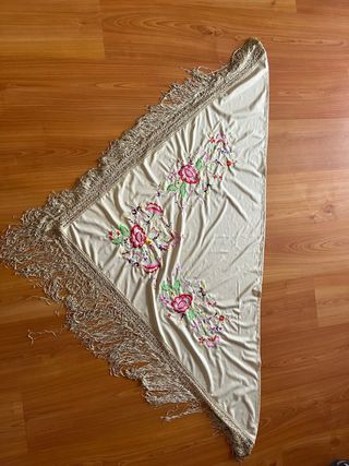 Manton de flecos beige bordado