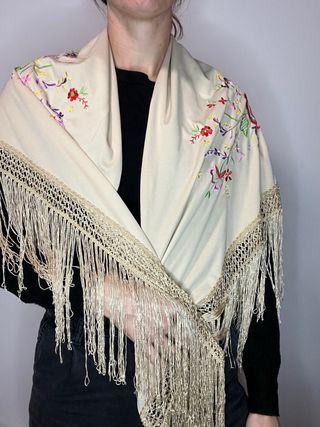Manton de flecos beige bordado