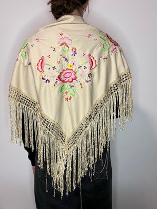 Manton de flecos beige bordado