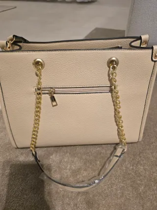 Mala bege com alças de corrente dourada