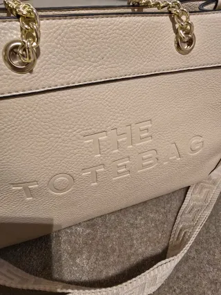 Mala bege com alças de corrente dourada