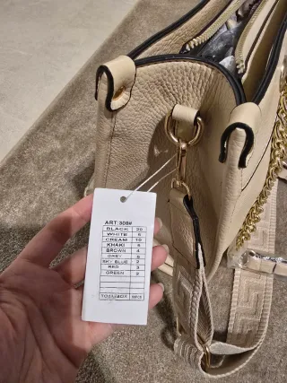 Mala bege com alças de corrente dourada