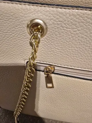 Mala bege com alças de corrente dourada