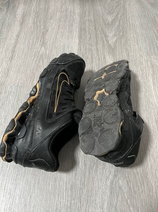 Zapatillas Nike Negras y Doradas