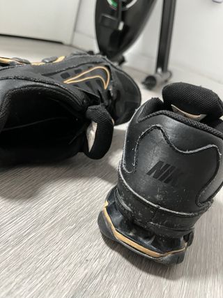 Zapatillas Nike Negras y Doradas