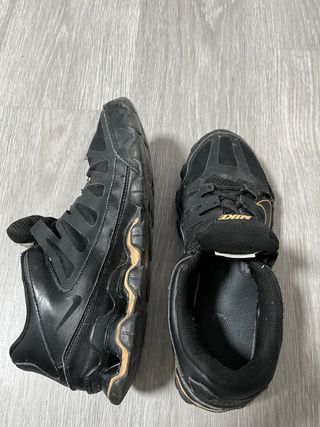 Zapatillas Nike Negras y Doradas