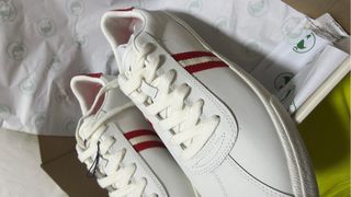 Zapatillas El Ganso Blancas con Rayas Rojas