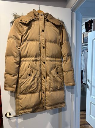 Anorak camel con capucha y pelo