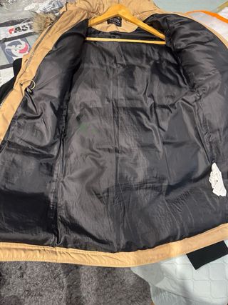 Anorak camel con capucha y pelo