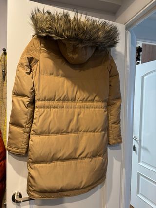 Anorak camel con capucha y pelo