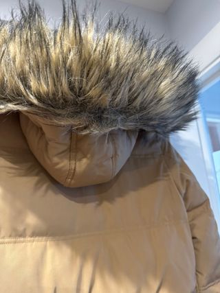 Anorak camel con capucha y pelo