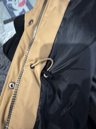 Anorak camel con capucha y pelo