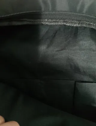 Mochila antirrobo negra y rosa