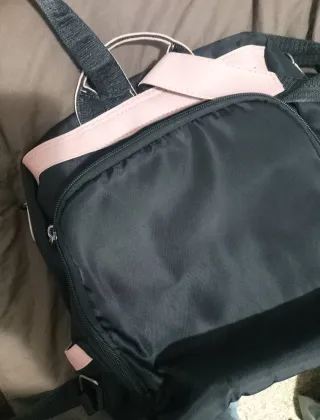 Mochila antirrobo negra y rosa