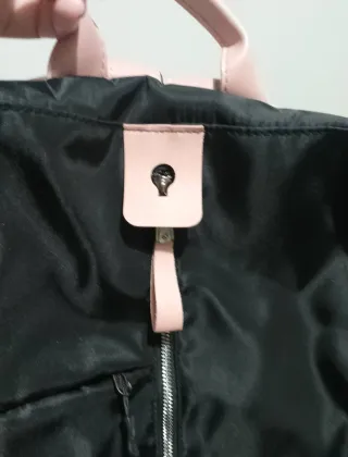 Mochila antirrobo negra y rosa