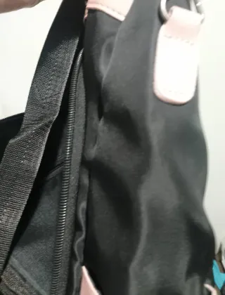 Mochila antirrobo negra y rosa